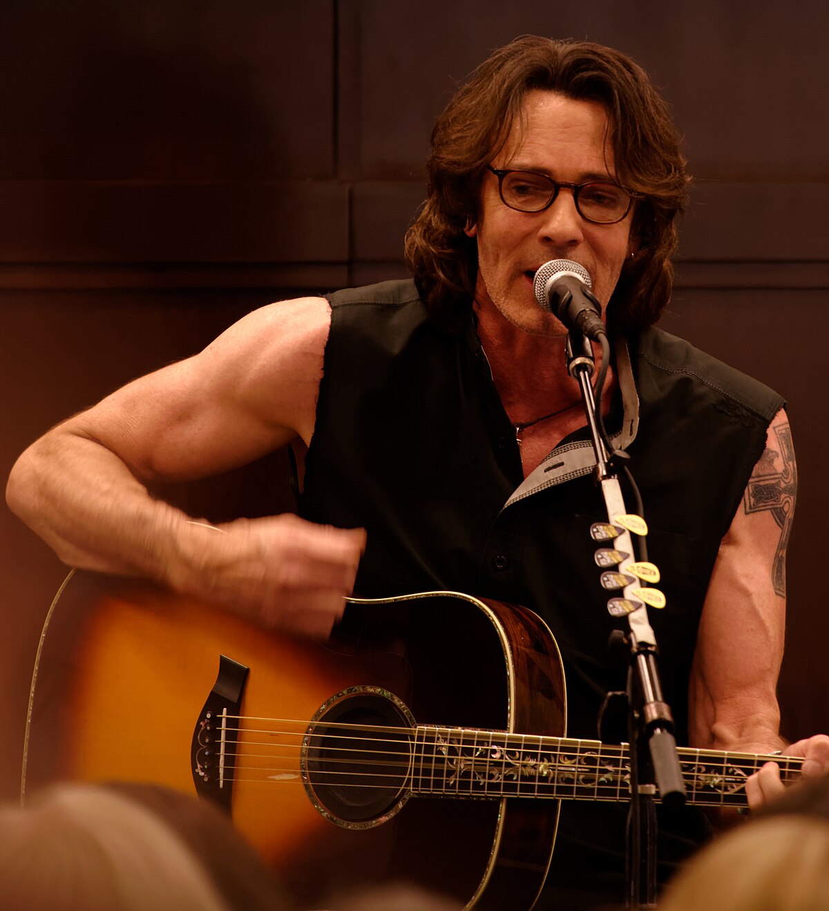 1200px Rick Springfield 5 09 2014 7 14150002904 cropped - Chase Atlantic Merch